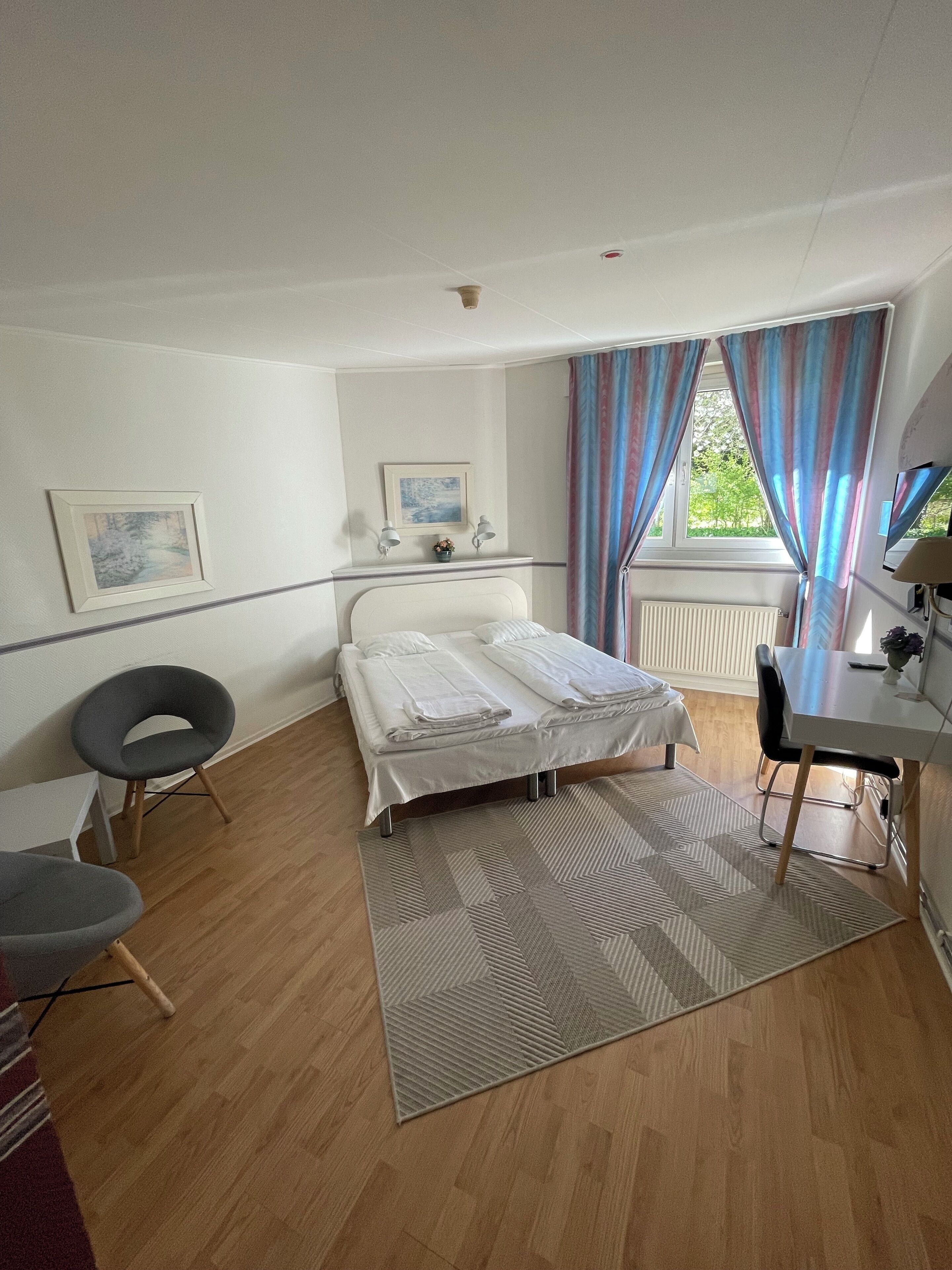 Doppelzimmer | Hochwertige Bettwaren, Schreibtisch, schallisolierte Zimmer