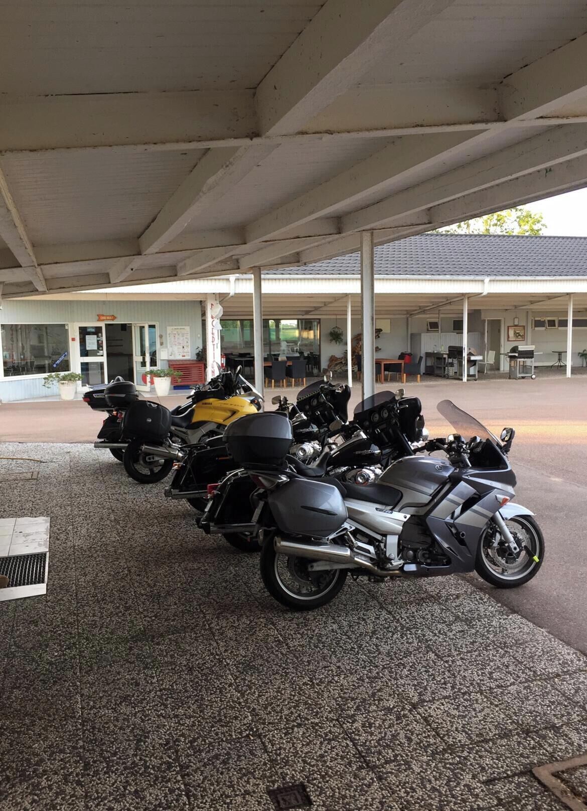 Zona de pàrquing coberta amb diverses motocicletes aparcades.