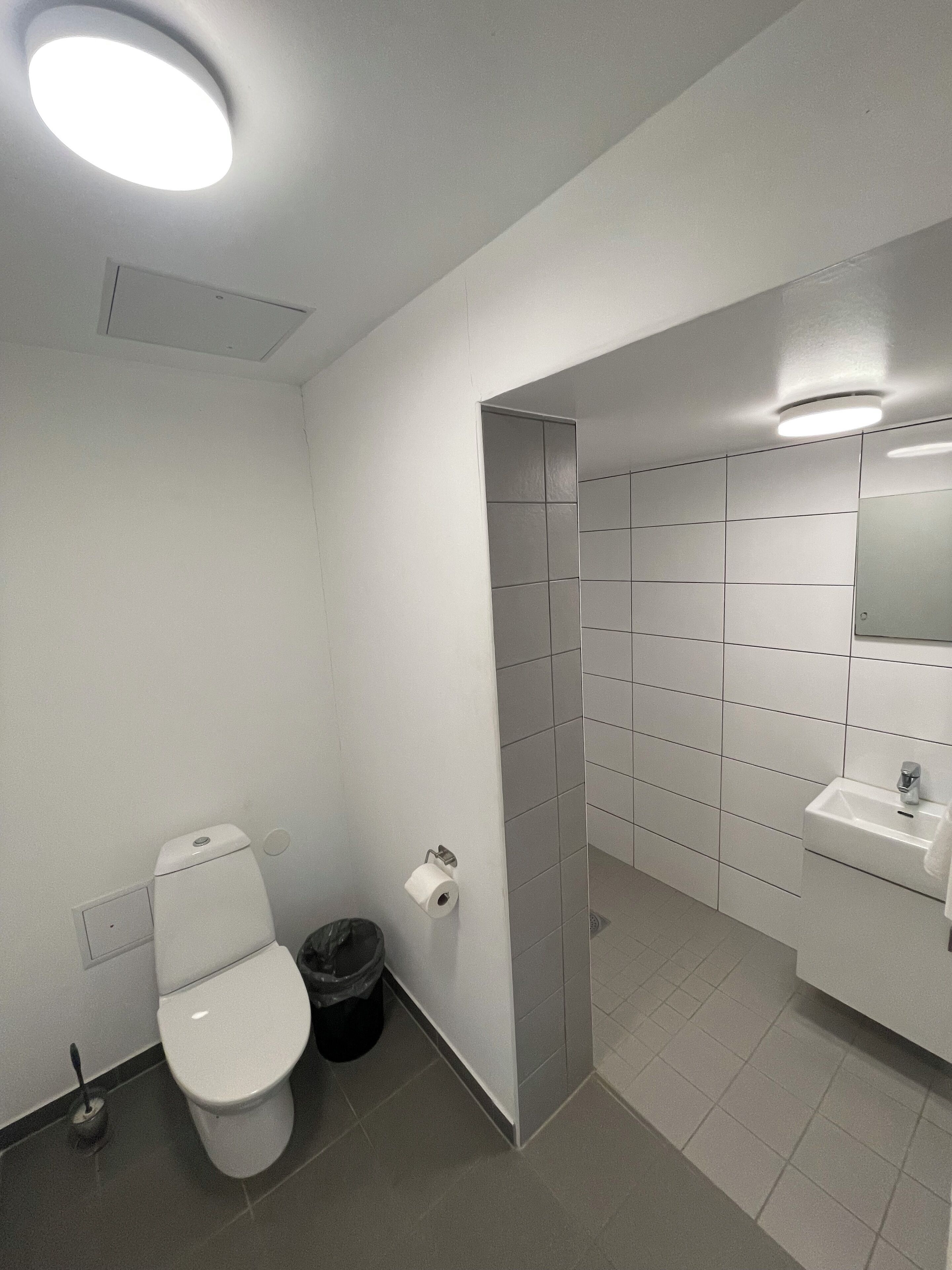 Un baño moderno con inodoro, bidé y lavamanos.