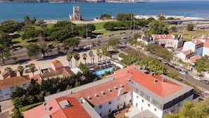 Un pueblo costero con una torre destacada, piscina y una combinación de edificios residenciales y comerciales.