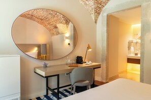 Luxe beddengoed, een minibar, een kluis op de kamer, een bureau