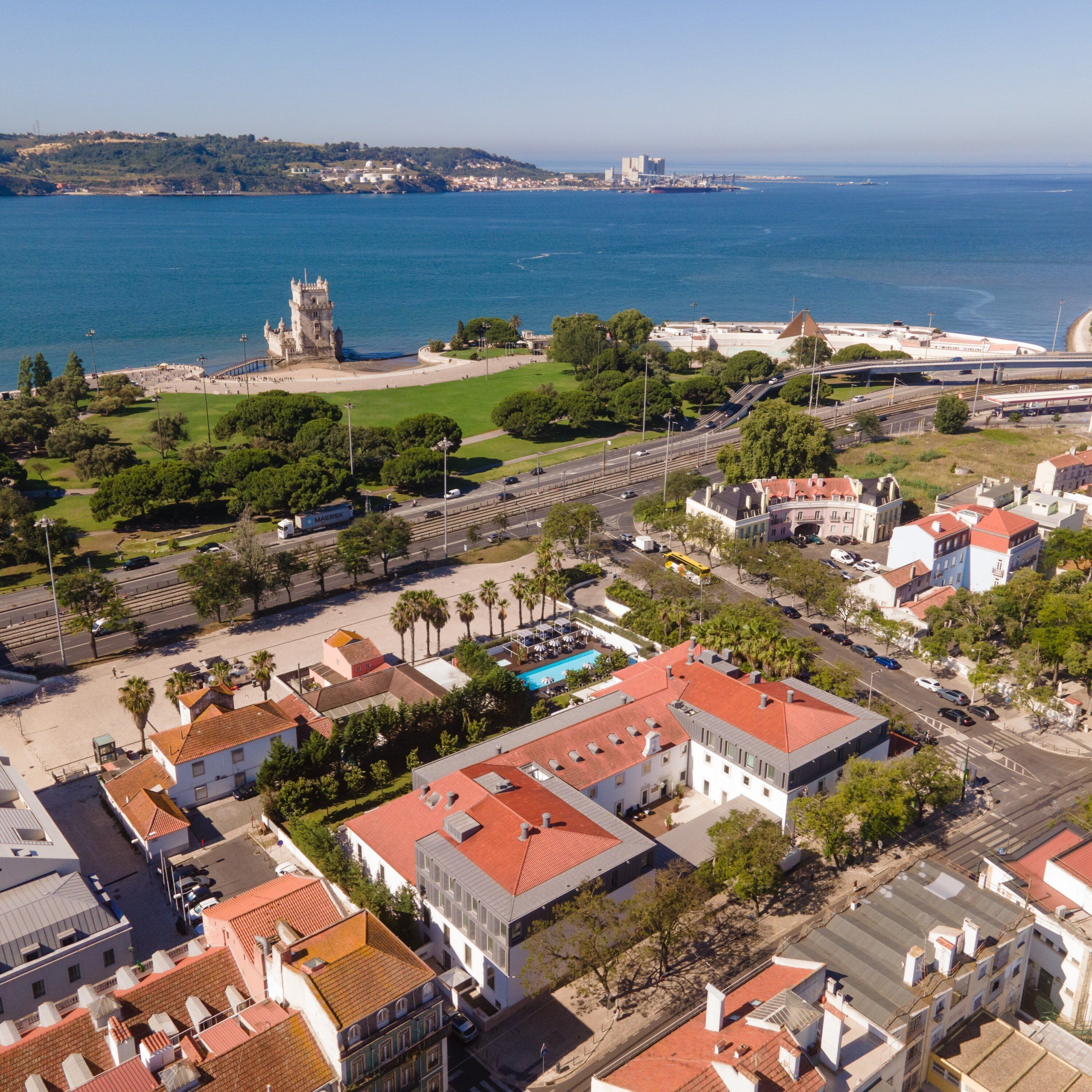 Une ville côtière dotée d’une architecture historique, d’un port de plaisance et d’un château.