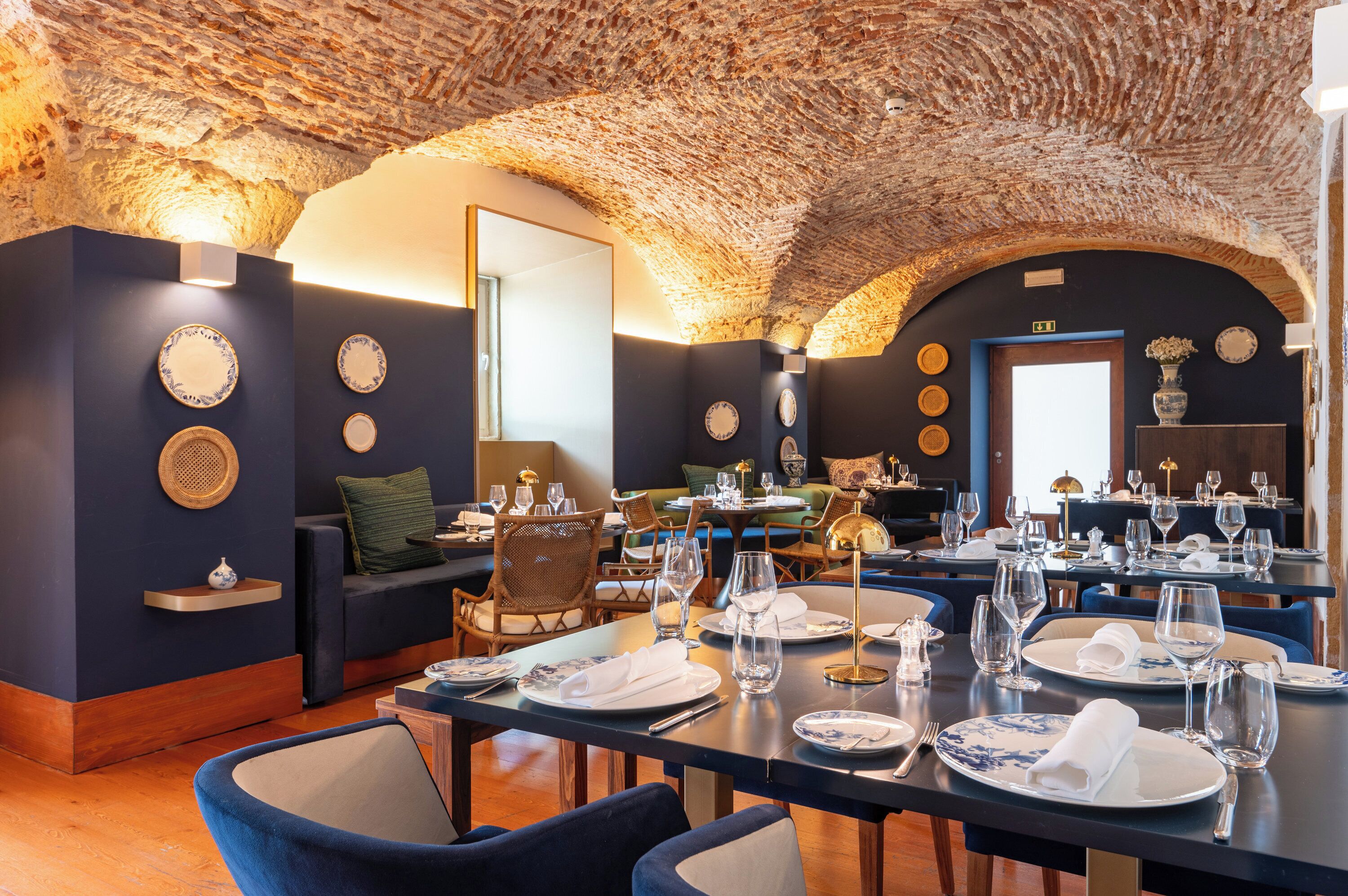 2 restaurants; breakfast, lunch and dinner served 