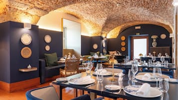 2 restaurants servant le petit déjeuner, le déjeuner et le dîner