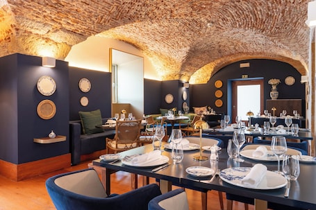 2 restaurants; breakfast, lunch, and dinner served