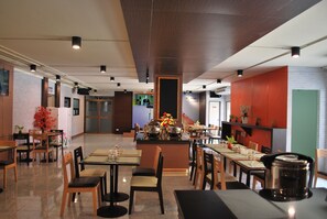 Se sirven desayunos, comidas, cenas y cocina tailandesa 