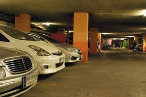 Eine Parkgarage mit mehreren Autos in dafür vorgesehenen Stellplätzen.