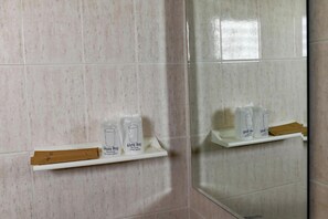 Bathroom - Witchuwan Sport & Spa Apartel (Bangkok)