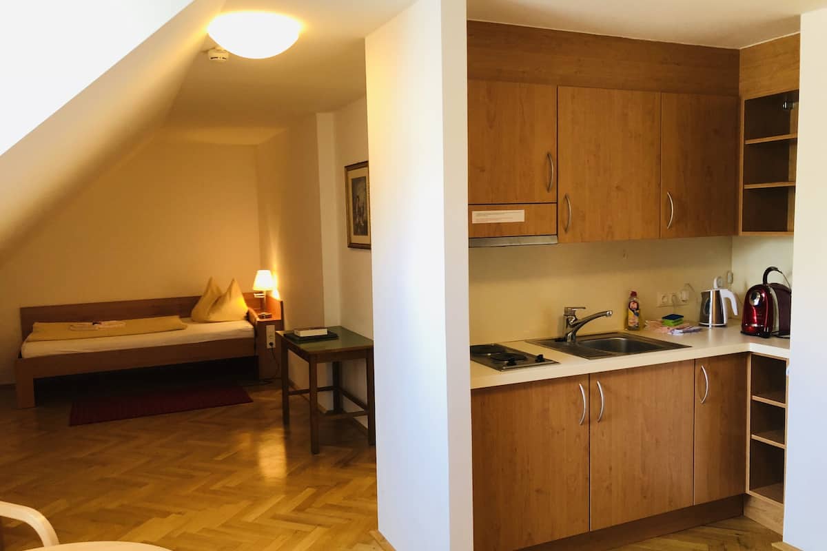 In-room safe, blackout curtains, free WiFi, bed sheets