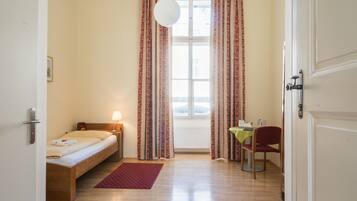 Caja fuerte, cortinas opacas, wifi gratis y ropa de cama
