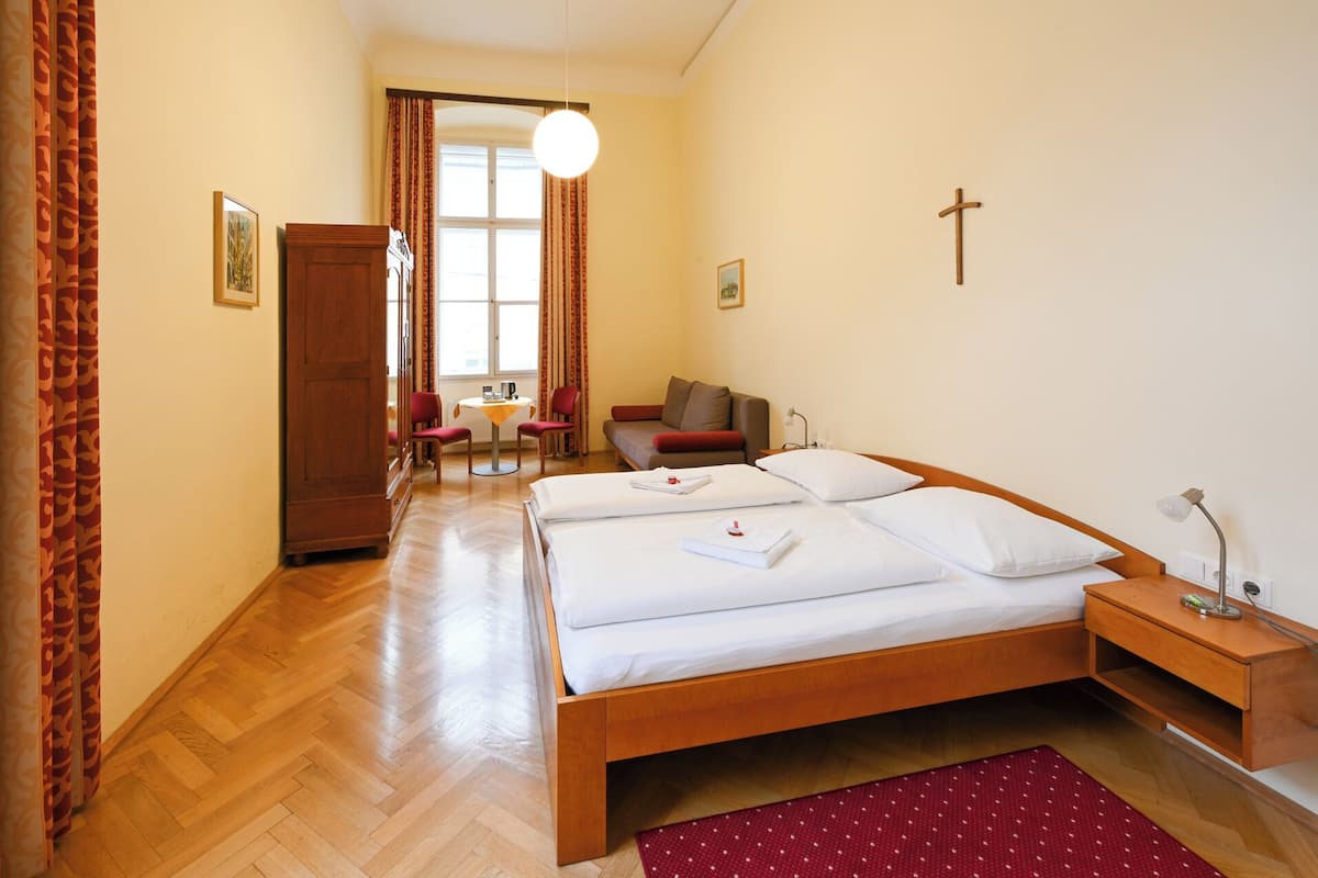 In-room safe, blackout curtains, free WiFi, bed sheets