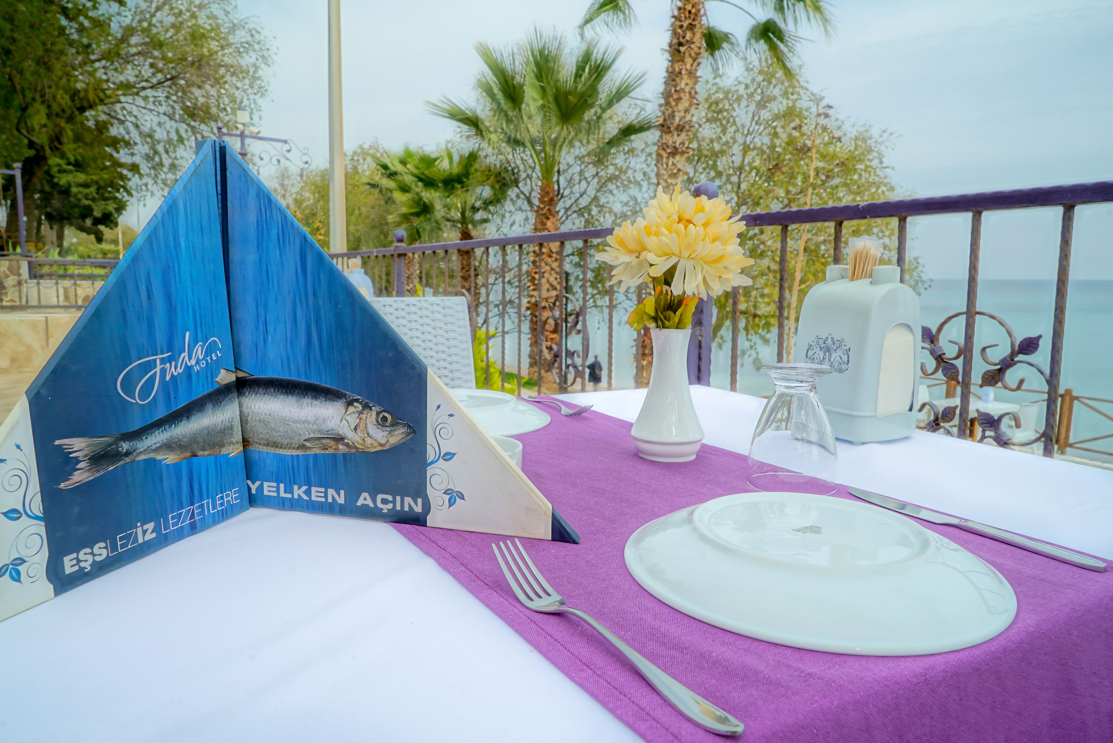 lunch and dinner served, international cuisine