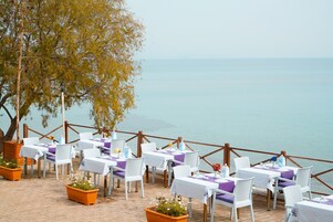 Lunch and dinner served, international cuisine