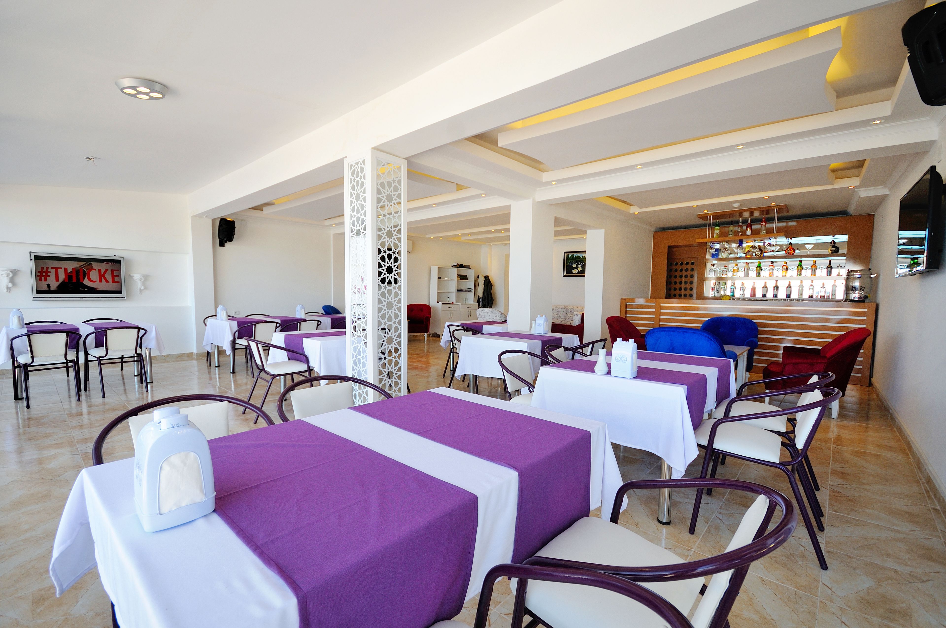 lunch and dinner served, international cuisine