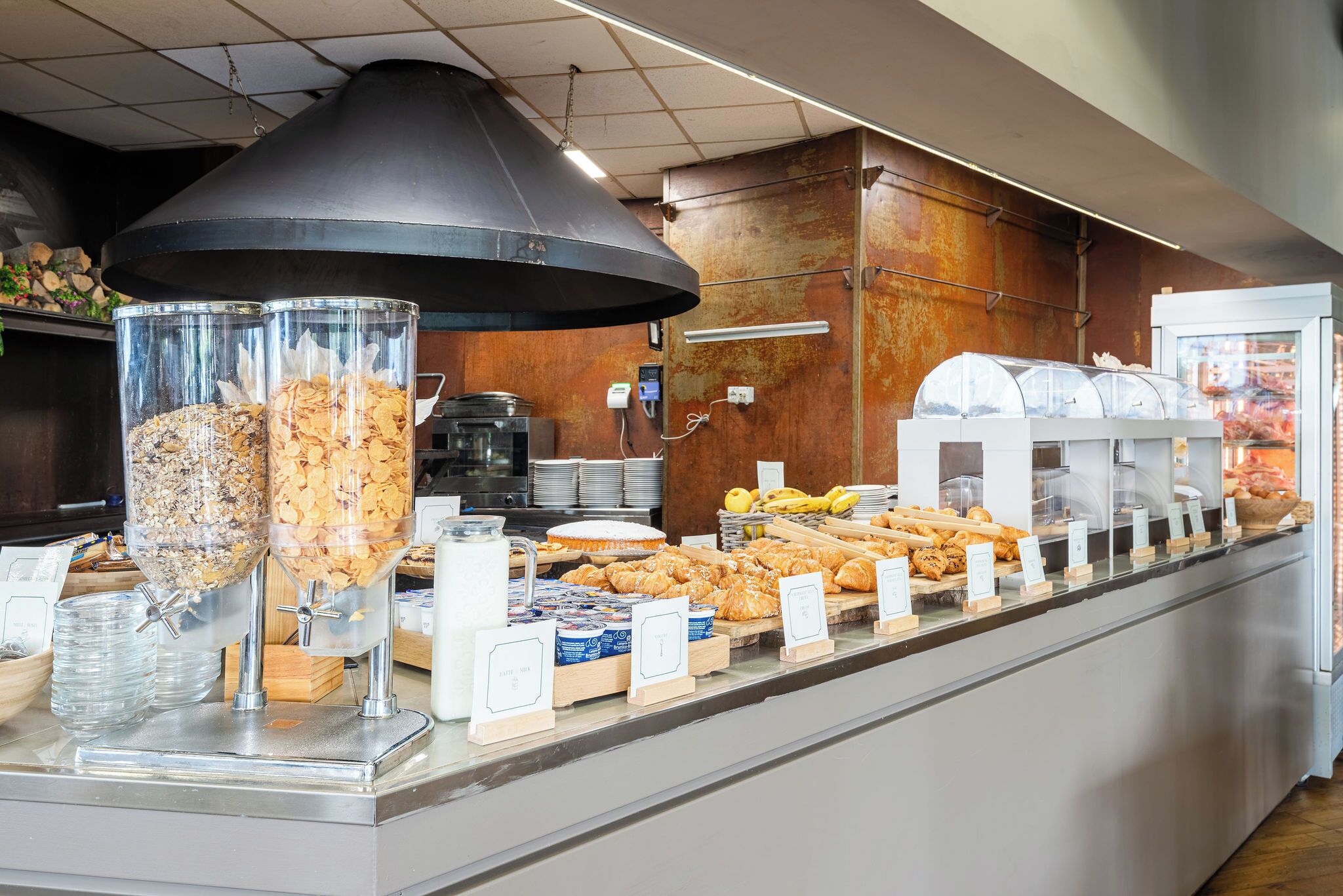 Petit déjeuner buffet (5 EUR par personne)