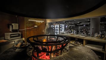 供應早餐、午餐、晚餐;本地菜