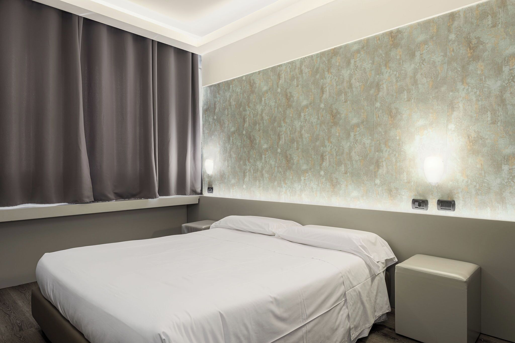 มินิบาร์, ตู้นิรภัยในห้องพัก, โต๊ะ ทำงาน, พื้นที่ทำงานแบบใช้แล็ปท็อป