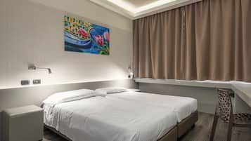 Camera Standard con 2 letti singoli | Minibar, una cassaforte in camera, una scrivania, postazione laptop