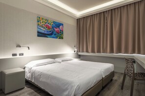 标准双床房 | 迷你吧、客房内保险箱、办公桌、笔记本电脑工作区