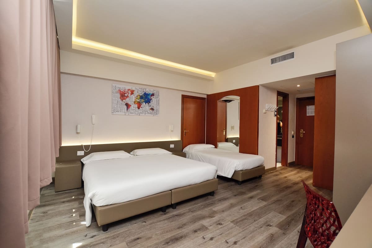Standard Quadruple Room | 1 bilik tidur, bar mini, peti besi dalam bilik, meja