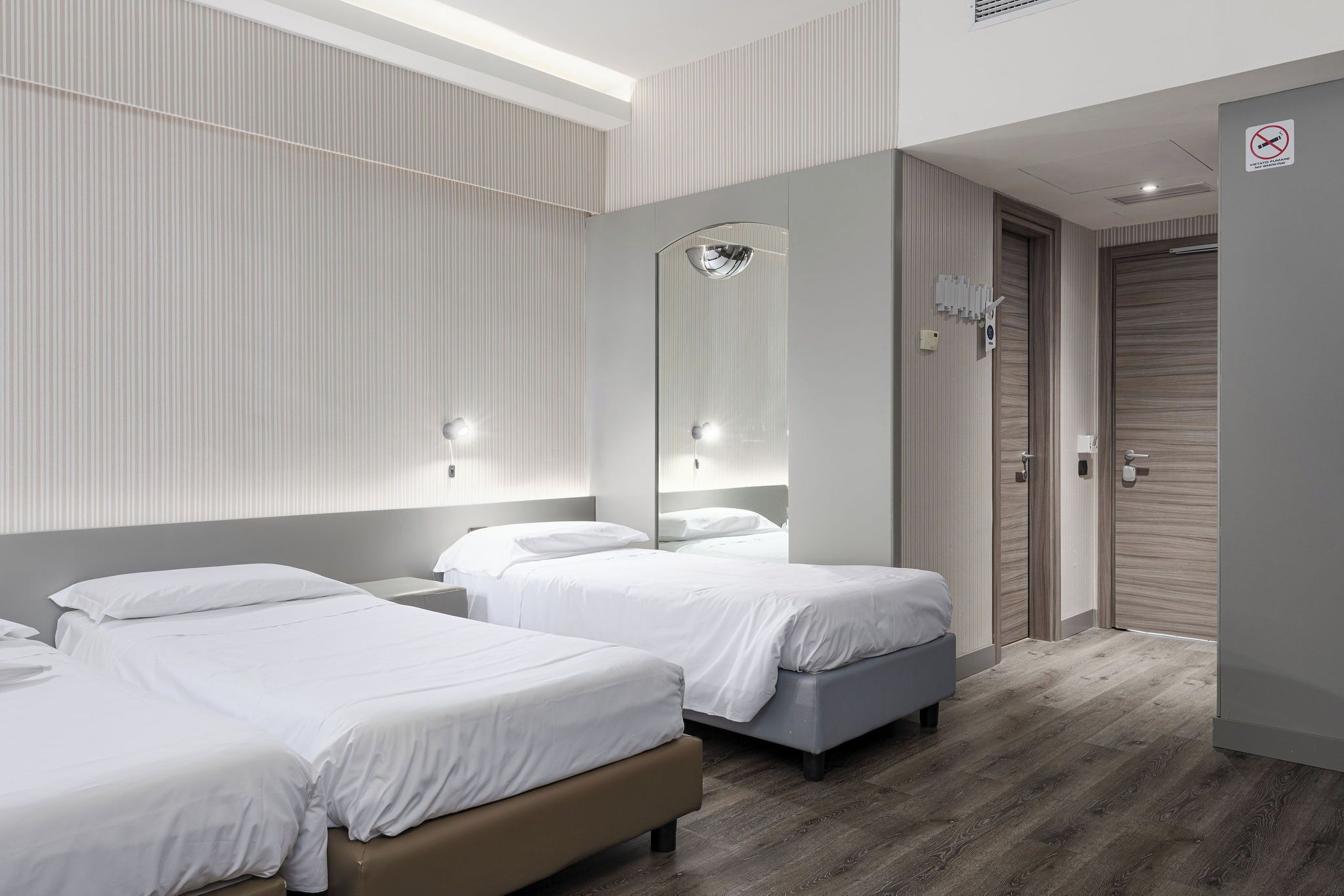 Standard-Vierbettzimmer | Minibar, Zimmersafe, Schreibtisch, laptopgeeigneter Arbeitsplatz