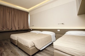 Quarto triplo | 1 quarto, frigobar, cofres nos quartos, escrivaninha