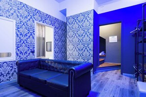 套房 | 起居区 | 45-英寸纯平电视 （配备卫星频道）、电视