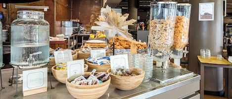 Petit déjeuner buffet (5 EUR par personne)