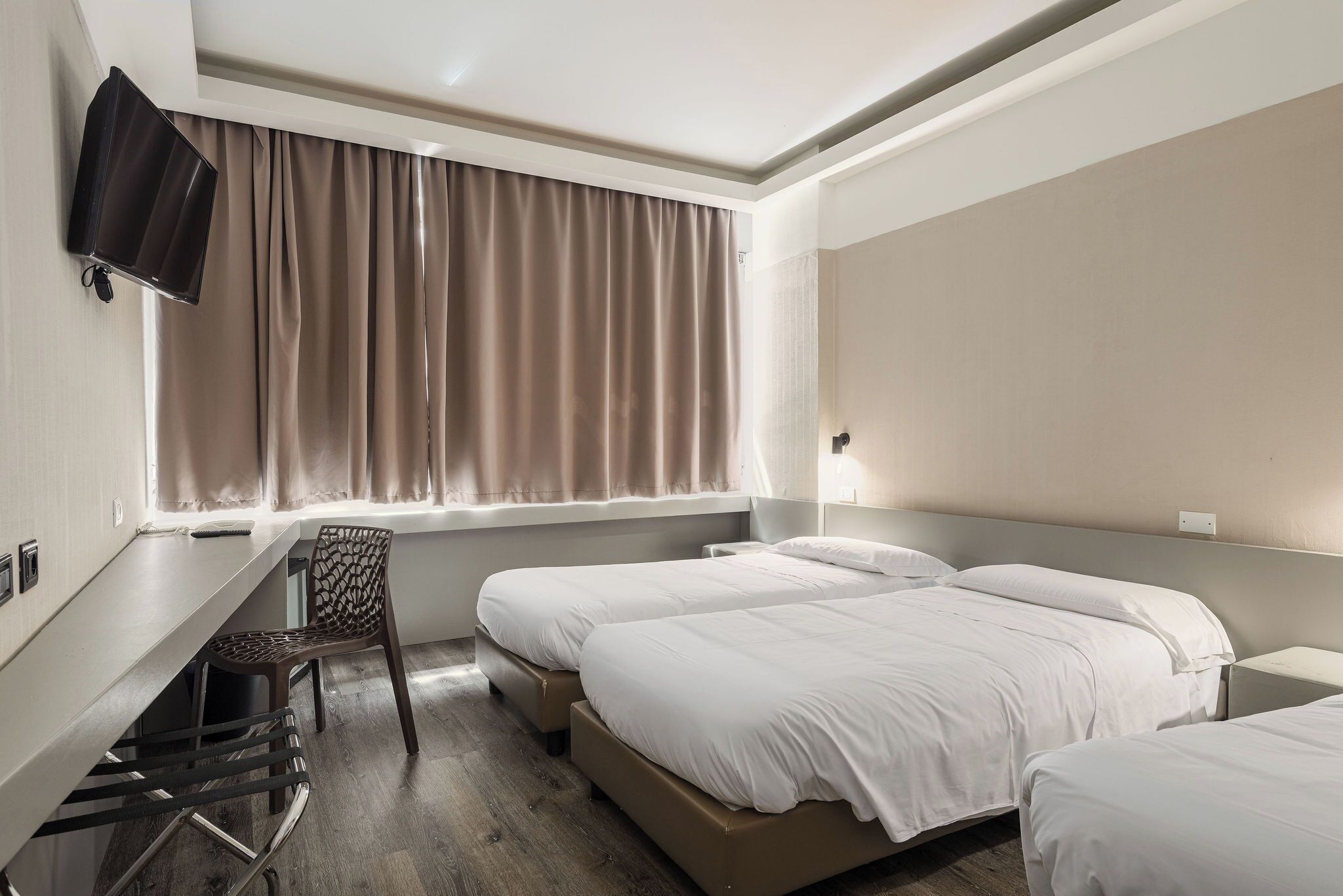 ห้องทริปเปิล | มินิบาร์, ตู้นิรภัยในห้องพัก, โต๊ะทำงาน, พื้นที่ทำงานแบบใช้แล็ปท็อป