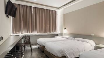 Kamar Triple | Minibar, brankas, meja kerja, dan ruang kerja ramah laptop
