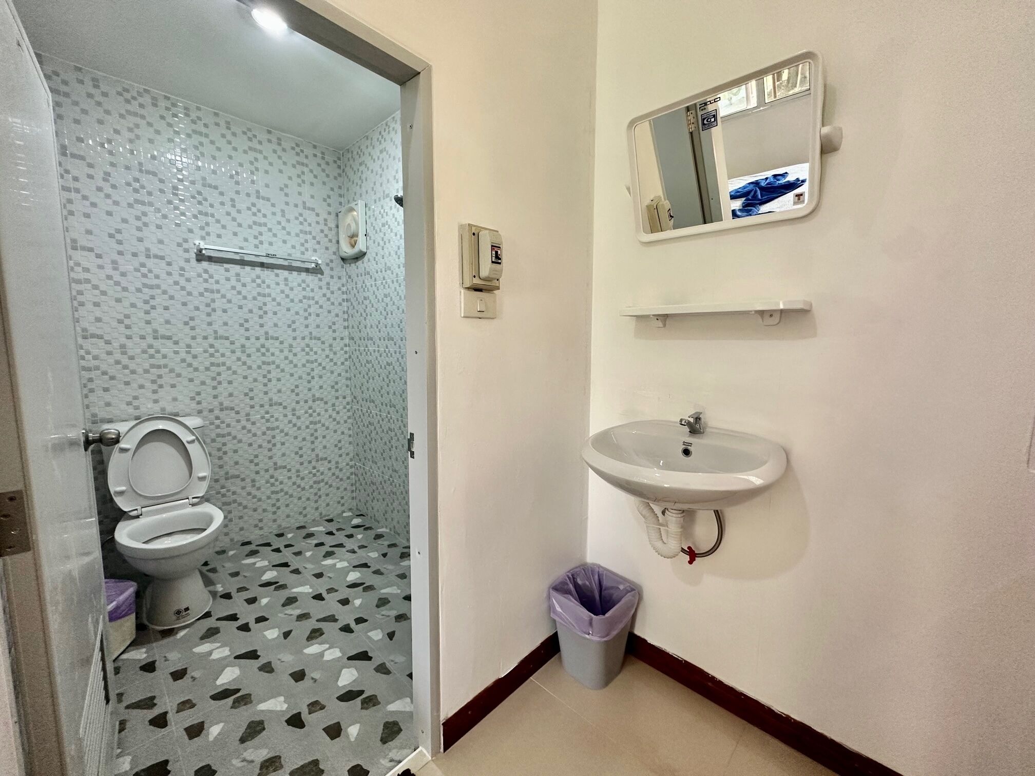 standard double room, 1 king bed | bathroom | shower, free toiletries, towels