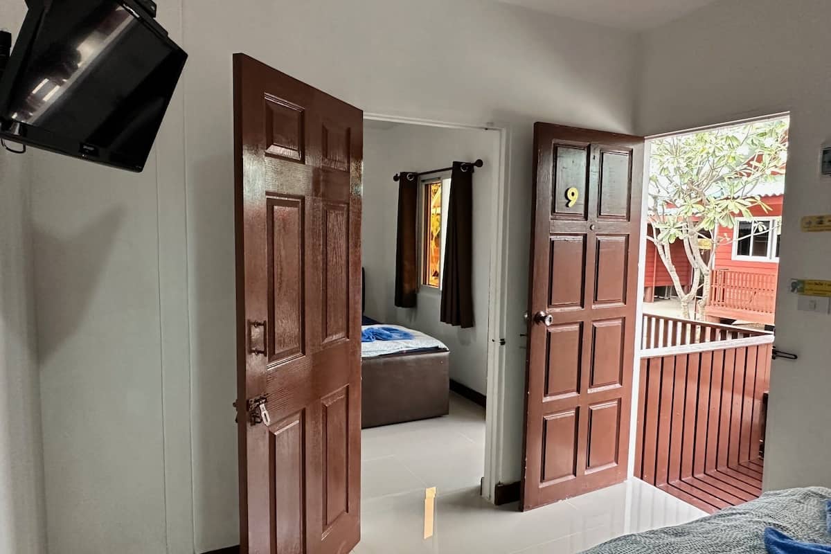 family room | desk, free wifi