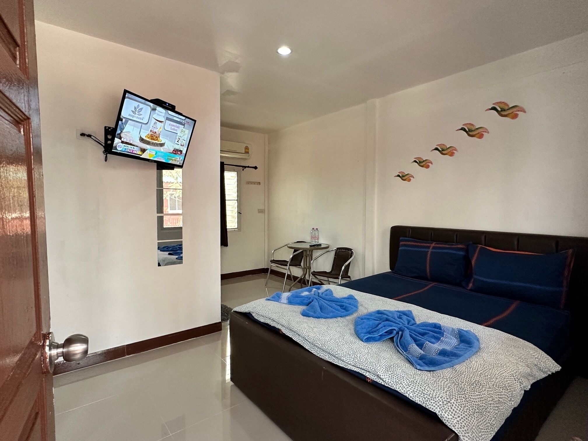 family room | desk, free wifi