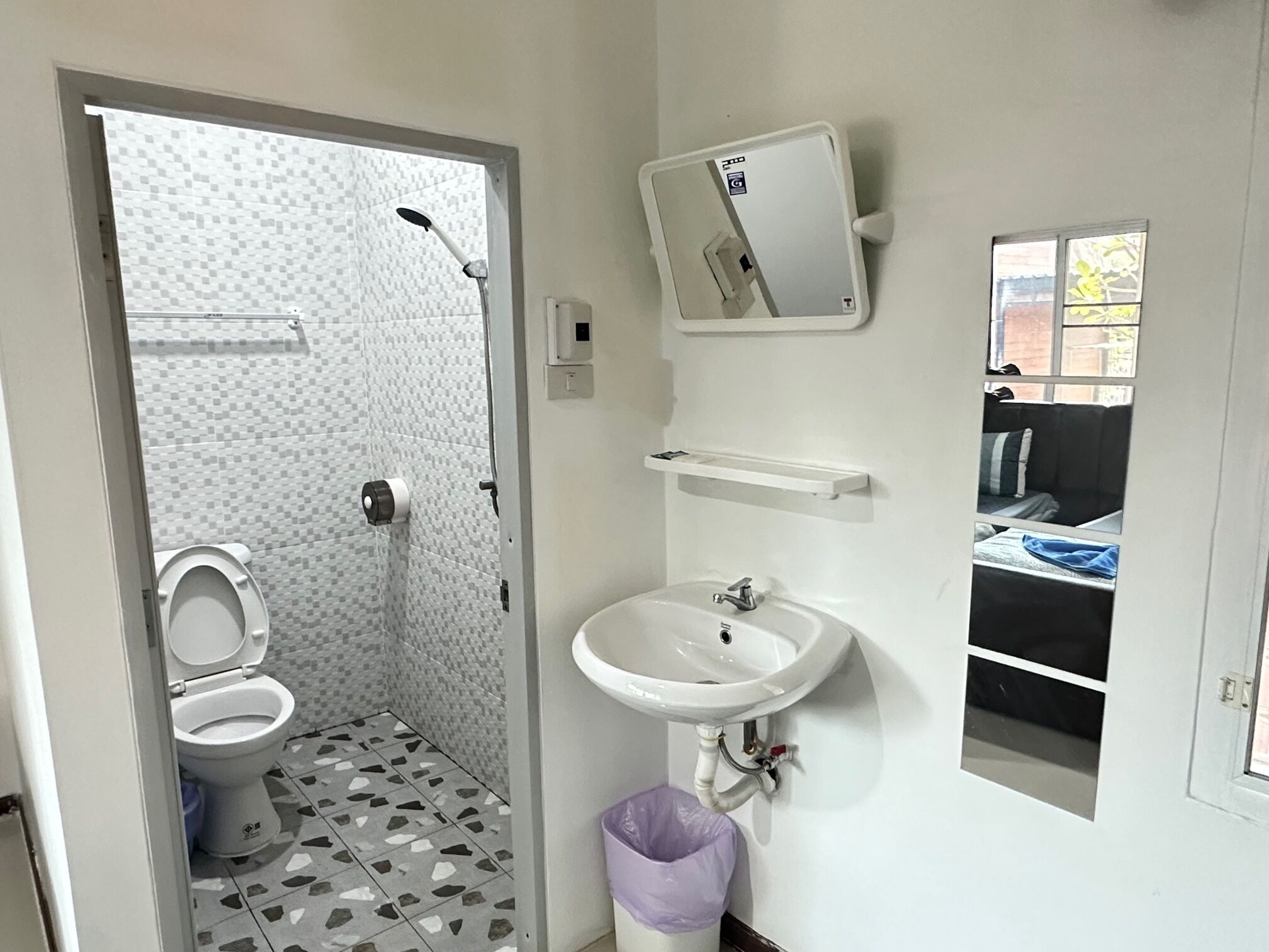 standard twin room | bathroom | shower, free toiletries, towels