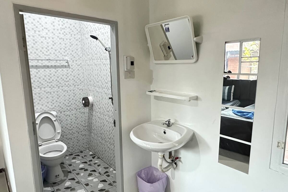 standard twin room | bathroom | shower, free toiletries, towels