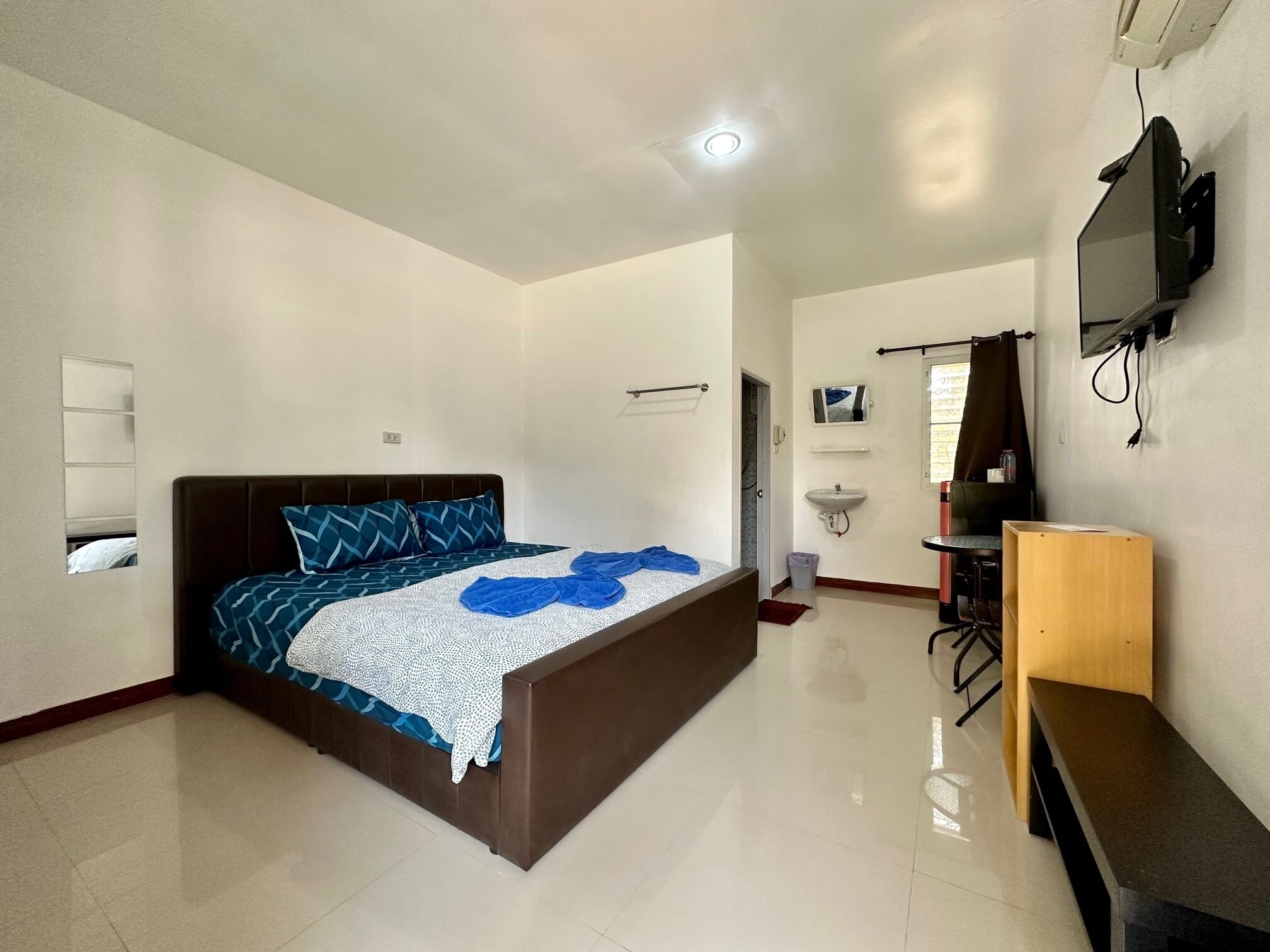 standard double room, 1 king bed | living area