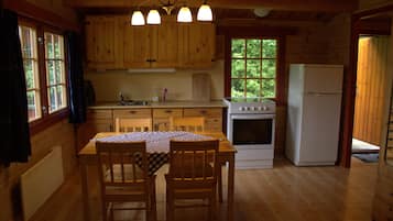 Basic Cottage | Private kitchen | Fridge, stovetop, electric kettle
