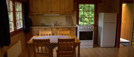 Basic Cottage | Private kitchen | Fridge, stovetop, electric kettle