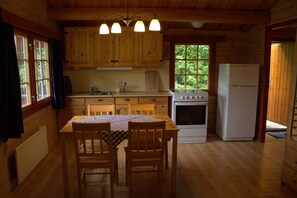 Casa de campo básica | Cocina privada | Frigorífico, placa de cocina y hervidor eléctrico