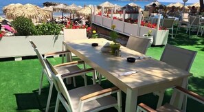 供應早餐、午餐和晚餐，希臘料理，海景