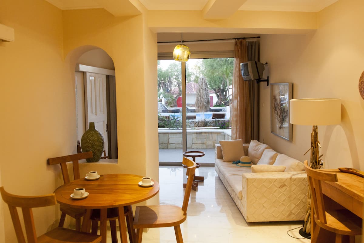 Superior appartement | Woonkamer | Een flatscreentelevisie