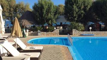 Sæsonbestemt udendørs pool, åben fra kl. 09.00 til kl. 19.00, parasoller