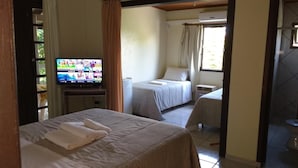 A hotel room with two beds, a TV, and a window with curtains. - Hospedaria Ondas do Rosa (Garopaba)