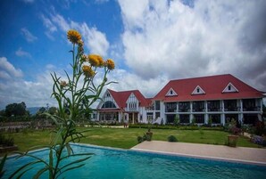 Una piscina al aire libre