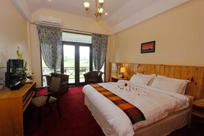 Deluxe kamer | Een minibar, een bureau, verduisterende gordijnen