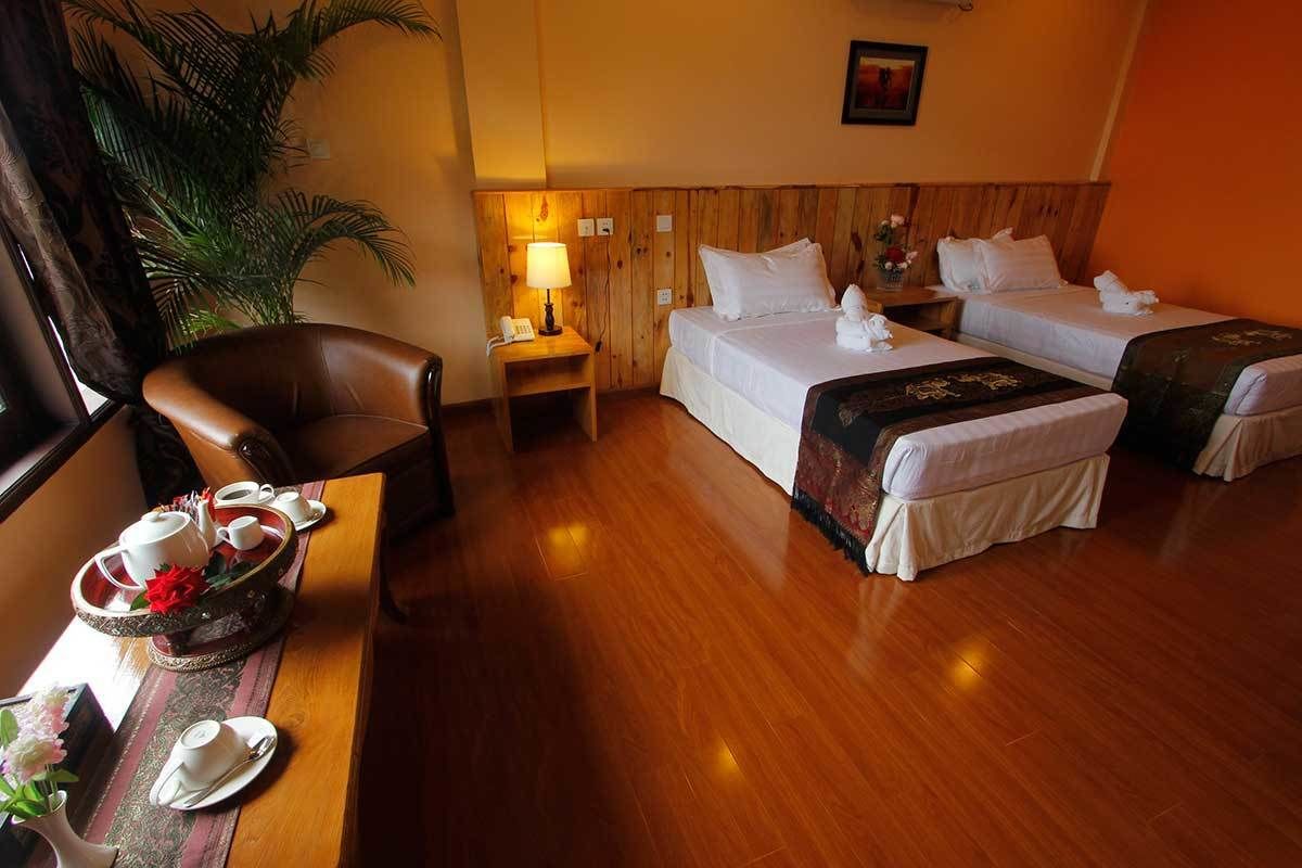 Deluxe Room | Minibar, desk, blackout drapes, iron/ironing board