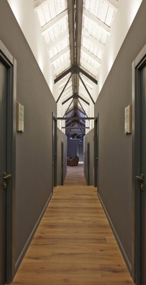 Habitación triple | Ropa de cama de alta calidad y caja de seguridad en la habitación 