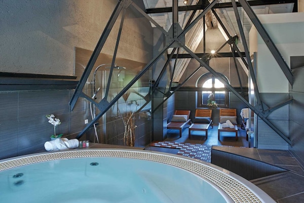 Indoor spa tub