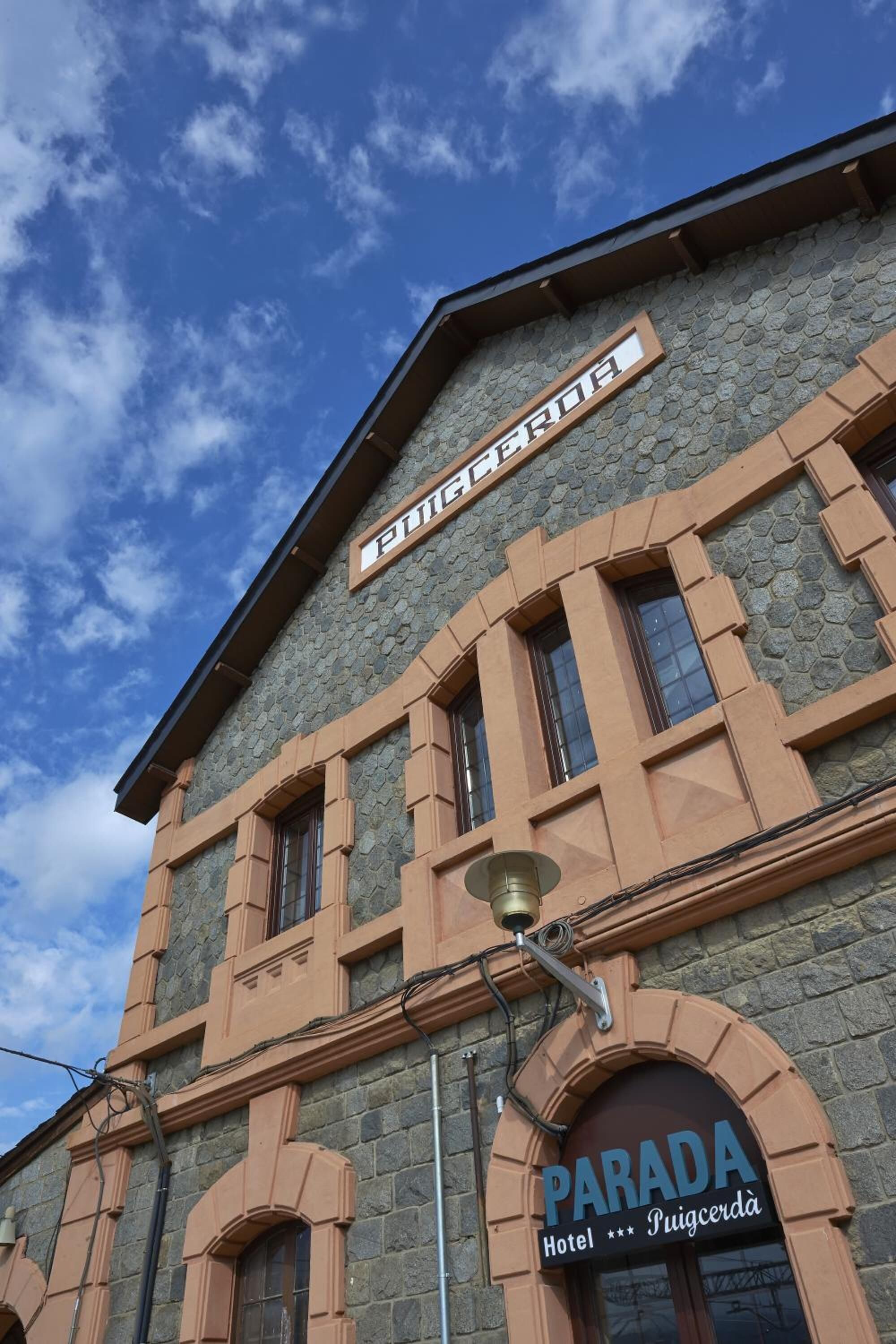 A hotel named "PARADA" with a stone facade and arched windows.
