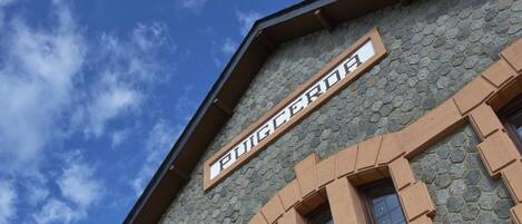 A hotel named "PARADA" with a stone facade and arched windows.